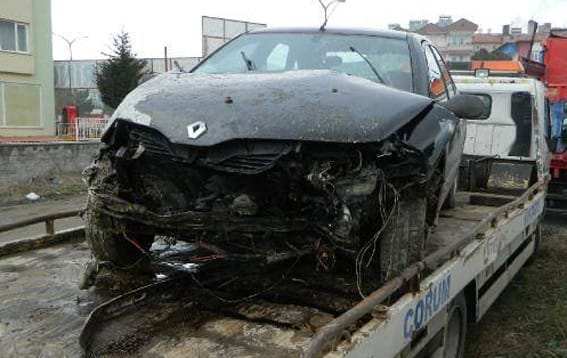 Motorsiklet otomobil ile çarpıştı 2 yaralı