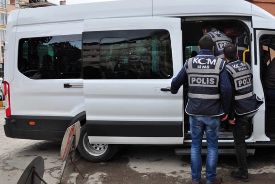 27 Polis dinlemeden serbest