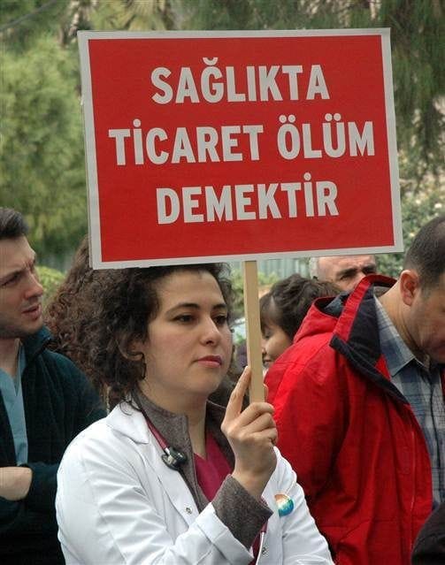 50 kişi, G(ö)REVDEYİZ yazılı pankart açtı.