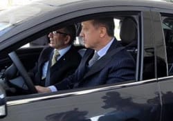 Tayyip, Davutoğlunu sürklase etti