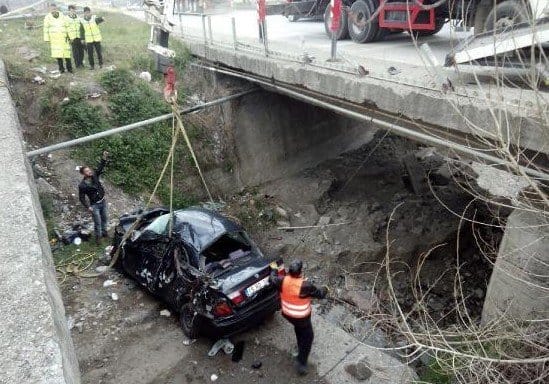 Araç köprüden uçtu 2 ölü 2 ağır yaralı
