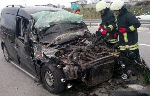 Doplo, eşya kamyonuna arkadan çarptı