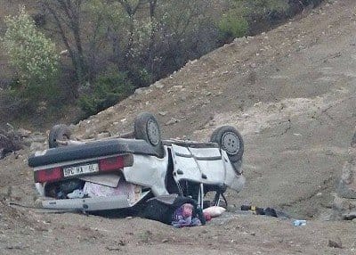 Yol yapım çukuruna uçtu 4 Yaralı