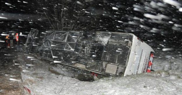 Yolcu otobüsü devrildi 13 yaralı var