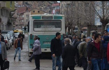 Servis çarptı 2 kız öğrenci yaralandı