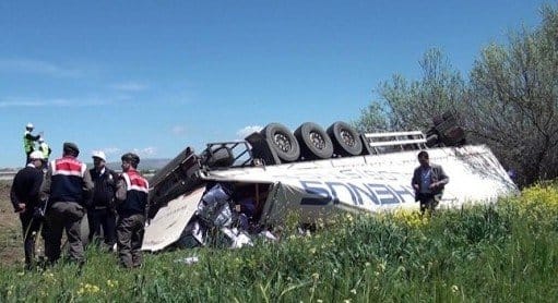 TIR Şarampole devrildi 1 yaralı