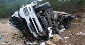 Çekici şarampole devrildi 1 kişi öldü