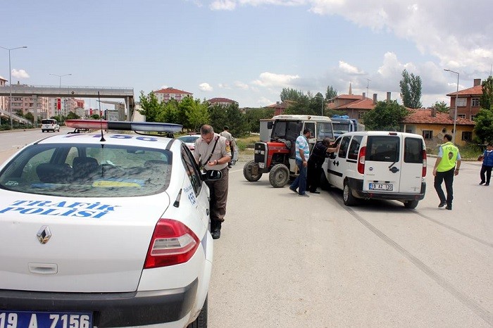 Polis traktöre çarptı