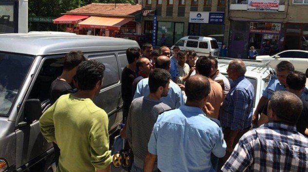Önce kaza, sonra bıçaklar konuşuldu