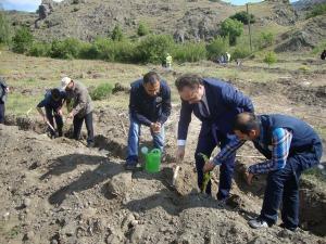 ŞEHİT SAVCI MEHMET SELİM KİRAZ ADINA OSMANCIK ADLİYESİ VE ÇORUM ORMAN İŞLETME MÜDÜRLÜĞÜ İŞBİRLİĞİ İLE OSMANCIK DURUCASU MEVKİİNDE HATIRA ORMANI OLUŞTURULDU (İSMAİL KABAKDERE/ÇORUM-İHA)
