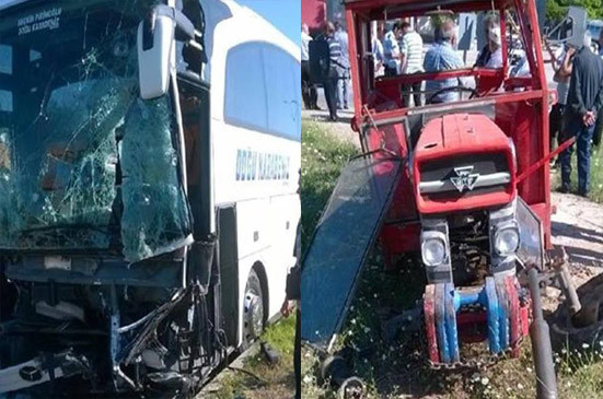 Yolcu minibüsü traktörle çarpıştı