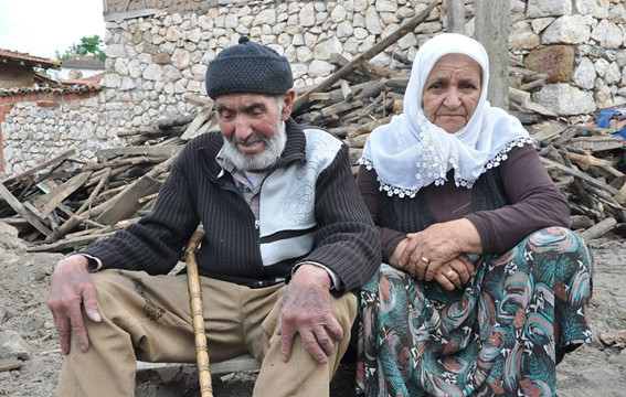 Yangın yaşlı çifti ağlattı