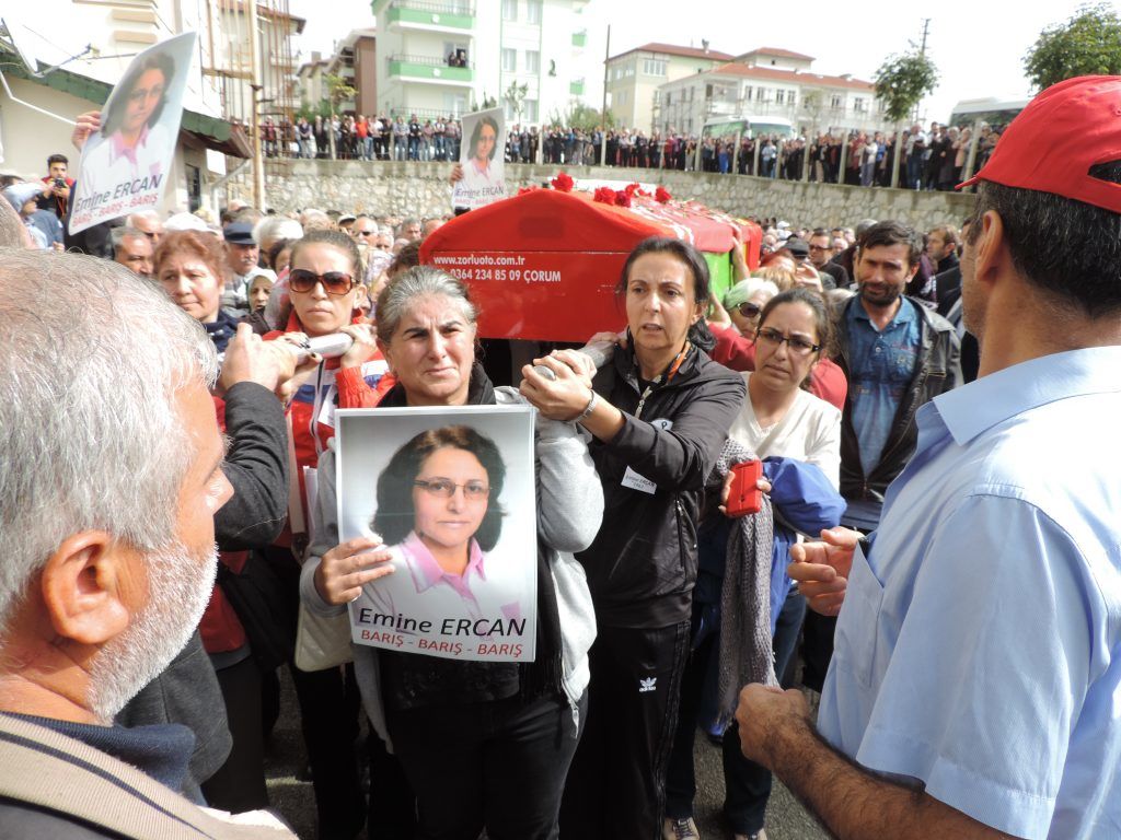 2 doktar annesi Ercan Cem evinden Son yolculuna uğurlandı