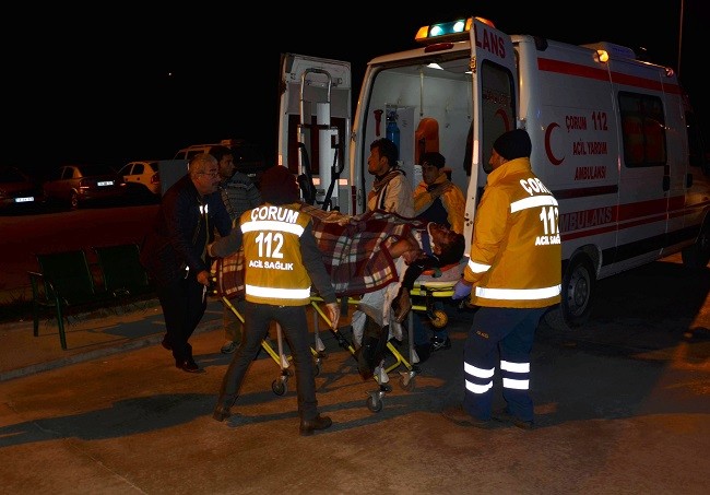 Çorum-Osmancıkta yolcu otobüsü devrildi 40 yaralı var