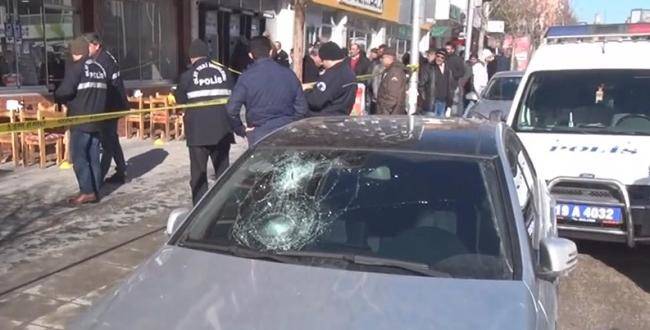 Oto park kavgasında kan aktı