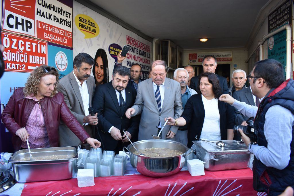 CHP, AŞURE DAĞITTI