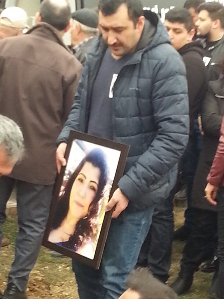 Gazeteci, Zeliha’yı son yolculuğuna  yüzlerce dostu uğurladı