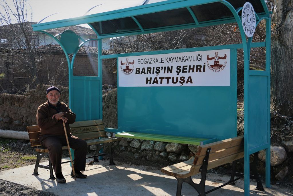 Köy yollarına otobüs durakları koydular
