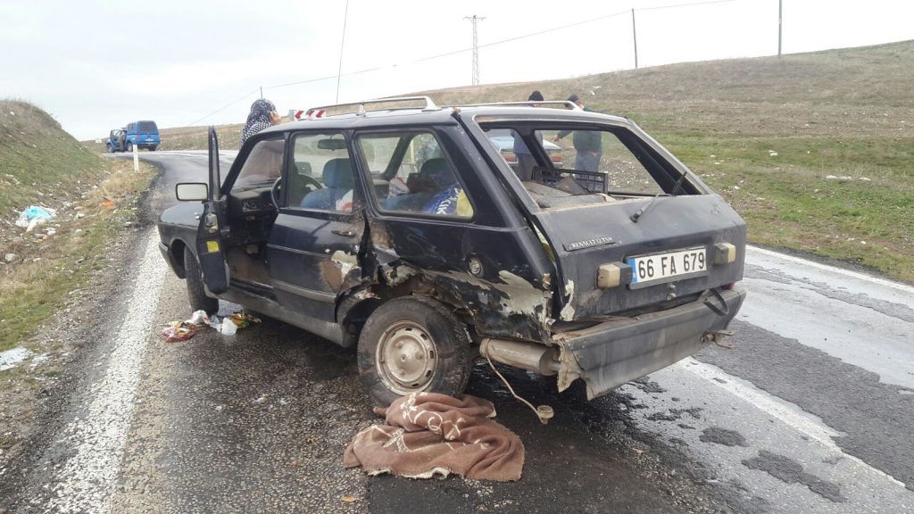 Sungurlu’da iki otomobil çarpıştı: 3 yaralı