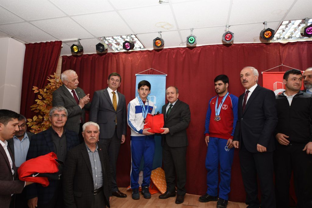Gül ve Karadağ başarılı sporcuları ödüllendirdi