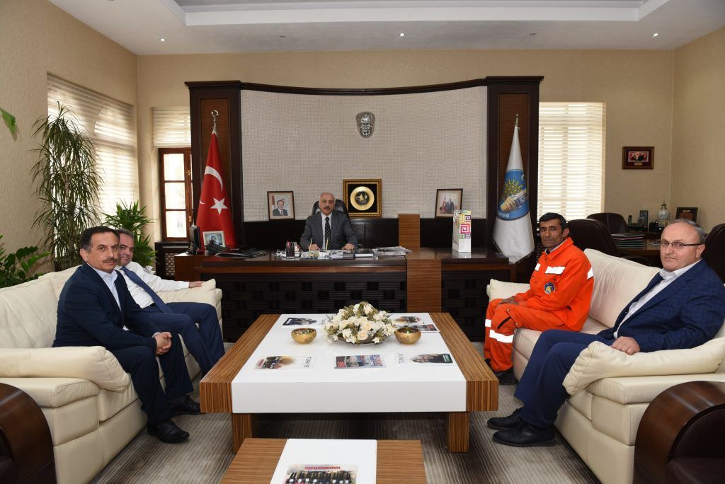 Başkan Gül Temizlik İşçisini ödüllendirdi
