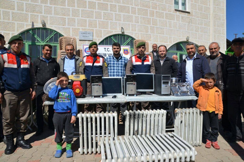 Çorum’da köy konağını soydular Ankara’da yakalandılar