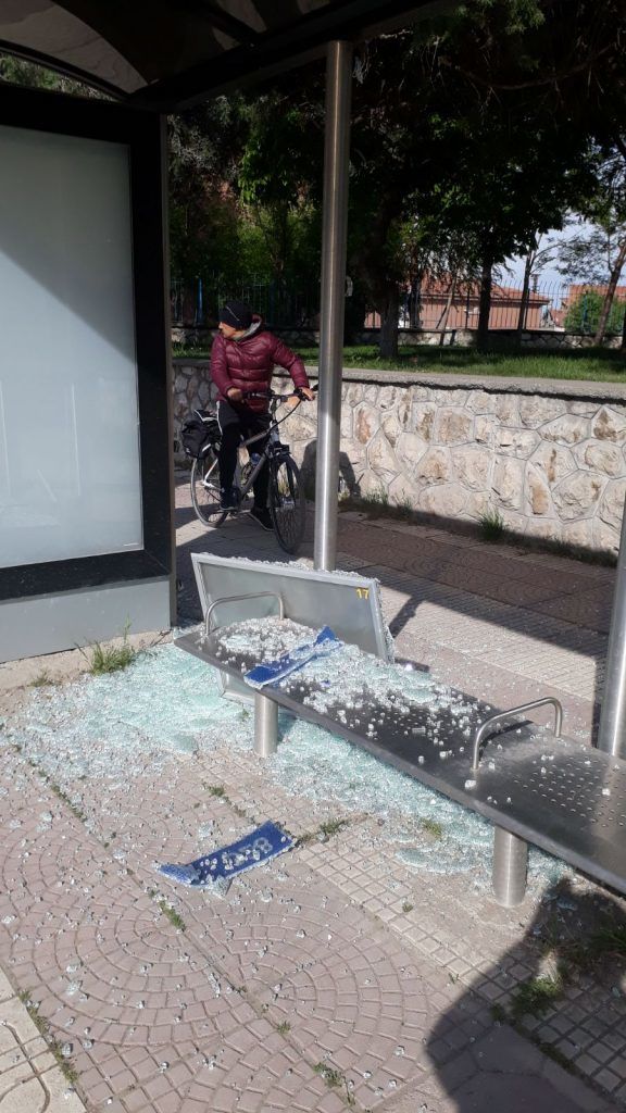Şehir magandaları durak camlarını kırdı