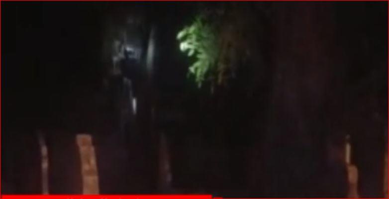 Kaybettiği yakının mezarına gece gitti