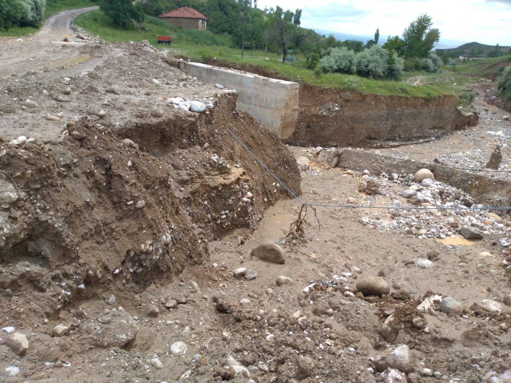 Sel iki köyün arasındaki bağlantıyı kopardı