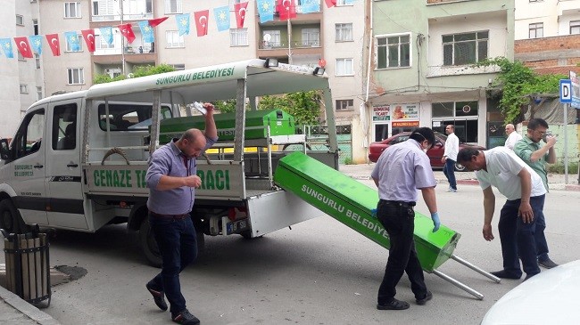 KOMŞULARI EVDE CESEDİNİ BULDU
