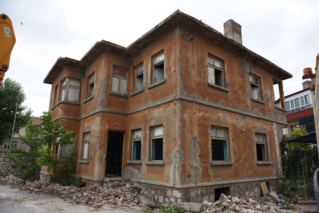 Başkan Gül, Osmancık 4. Sokakta bulunan yıkım çalışmasına katıldı