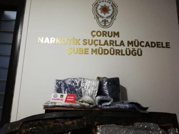 3 MİLYON LİRALIK AFYON SAKIZI YAKALANDI