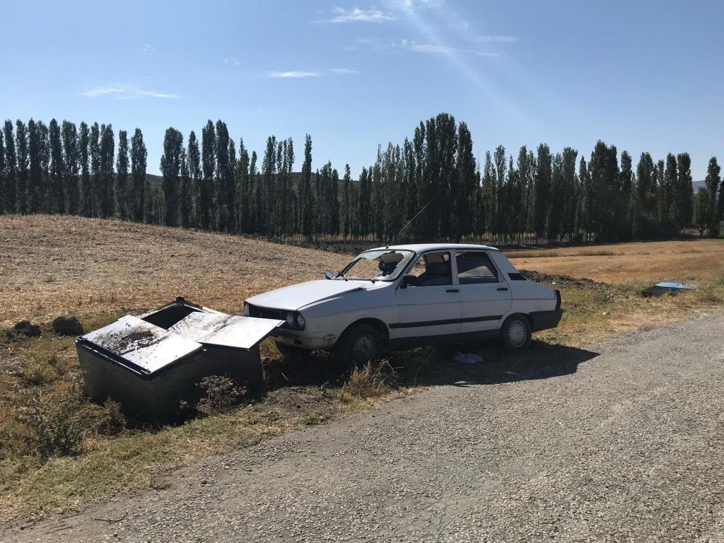 Otomobil beton sulama bacasına çarptı. 5 yaralı