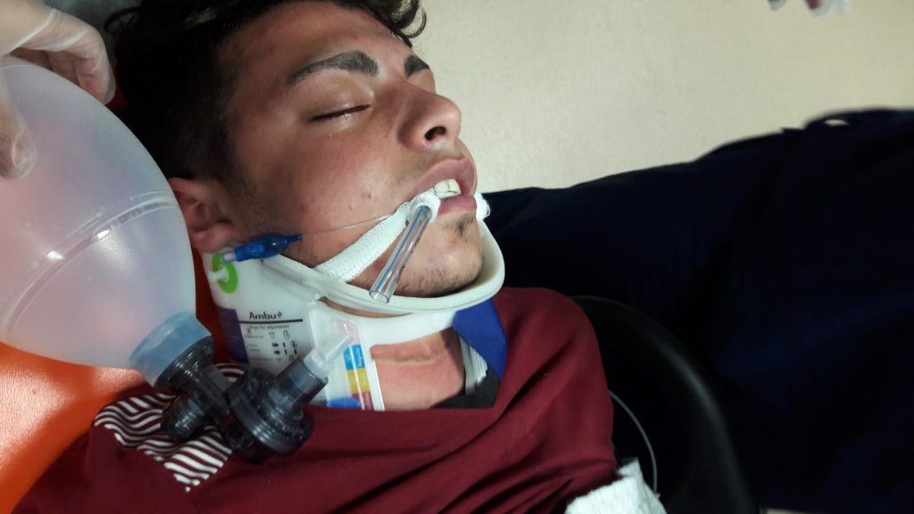 Sağlık görevlilerine saldıran şahısa polis müdahale etti: 2 yaralı