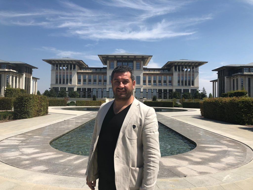 Meydanlardan madalya, yönetim için oy toplayacak