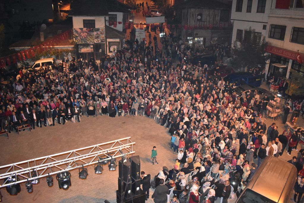 Oğuzlar 16. şenlikte hem coştu hem de coşturdu