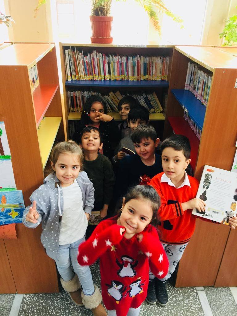 Uğurcuklar kitap okuyor﻿