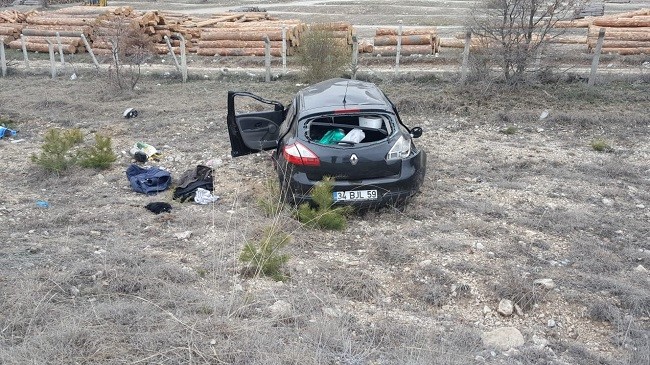 OTOMOBİL TAKLA ATTI: 1 ÖLÜ 2 YARALI