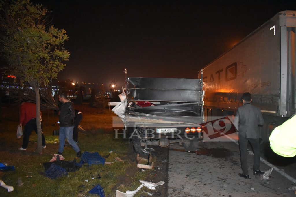 MAZOTU BİTEN KAMYONETE TIR ÇARPTI