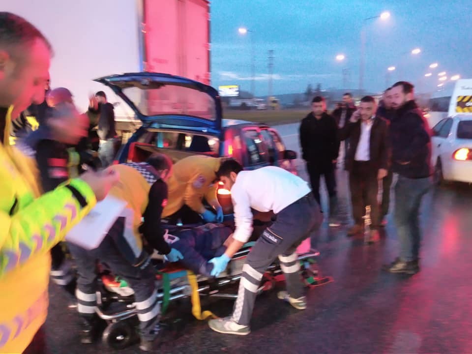 OTOMOBİL İLE TIR ÇARPIŞTI: 4 YARALI