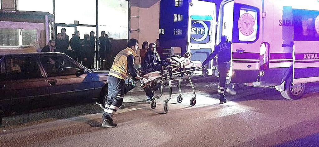 ZIRHLI ARAÇ İLE OTOMOBİL ÇARPIŞTI: 1 ÖLÜ 3 YARALI