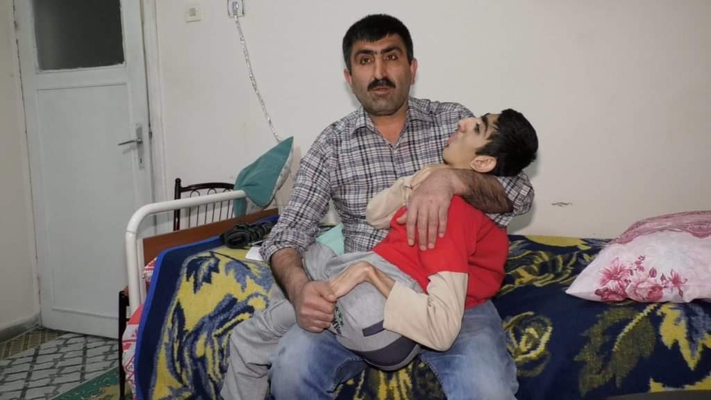 HANİ SAĞLIKTA ÇAĞ ATLAMIŞTIK YA, İLAÇ PARASINI ÖDEYEMEDİĞİ OĞLUNUN ÖLÜMÜNÜ BEKLİYOR!