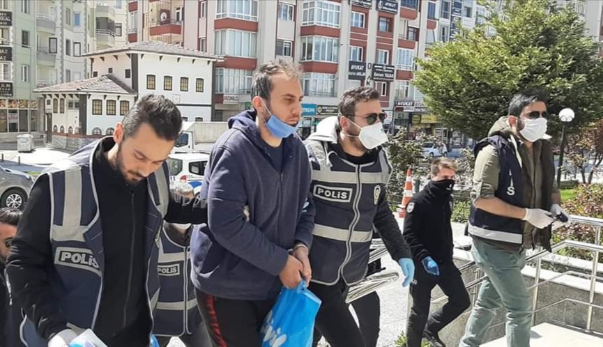 BIÇAKLA KÜÇÜK KARDEŞİNİ ÖLDÜRDÜ