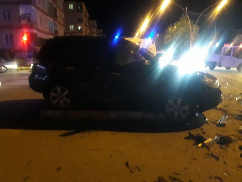 OTOMOBİL İLE JEEP ÇARPIŞTI: 5 YARALI