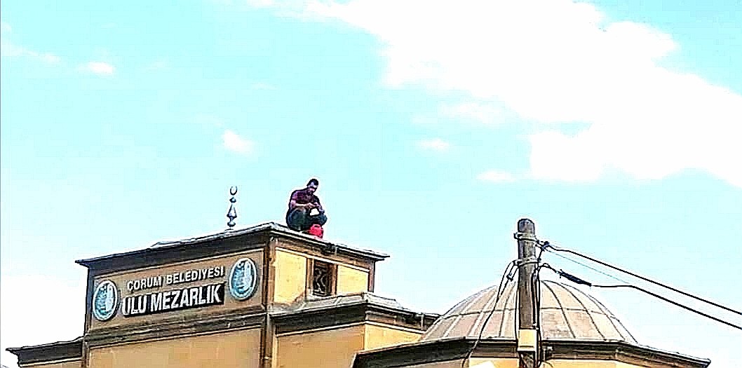 BENZİNLE MEZARLIKTA İNTAHARA KALKIŞTI