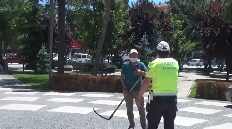 BİR ÇİFTÇİ, ÇORUM VALİLİĞİ’NE TIRPANLA GELDİ