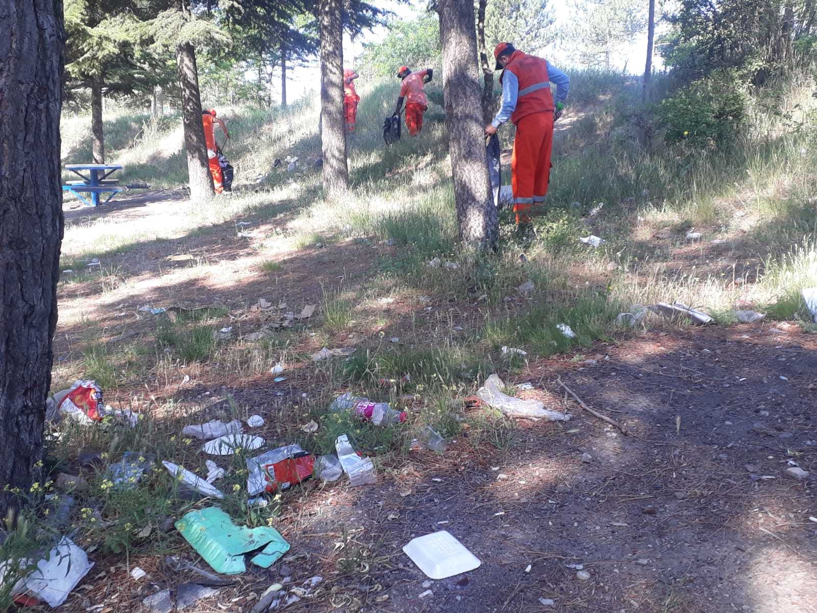 BARAJ ÇEVRESİNİ İNSANCIKLAR KİRLETTİ, BELEDİYE TEMİZLEDİ