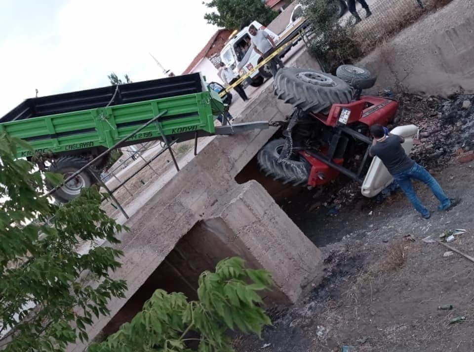 Traktör köprüden aşağı düştü : 3 yaralı