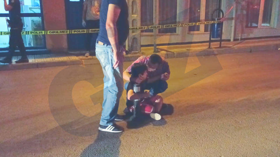 ANNESİNİ YANINDA BIÇAKLADILAR… ÇOCUK, ” NE OLUR ANNELERİ KORUYUN”
