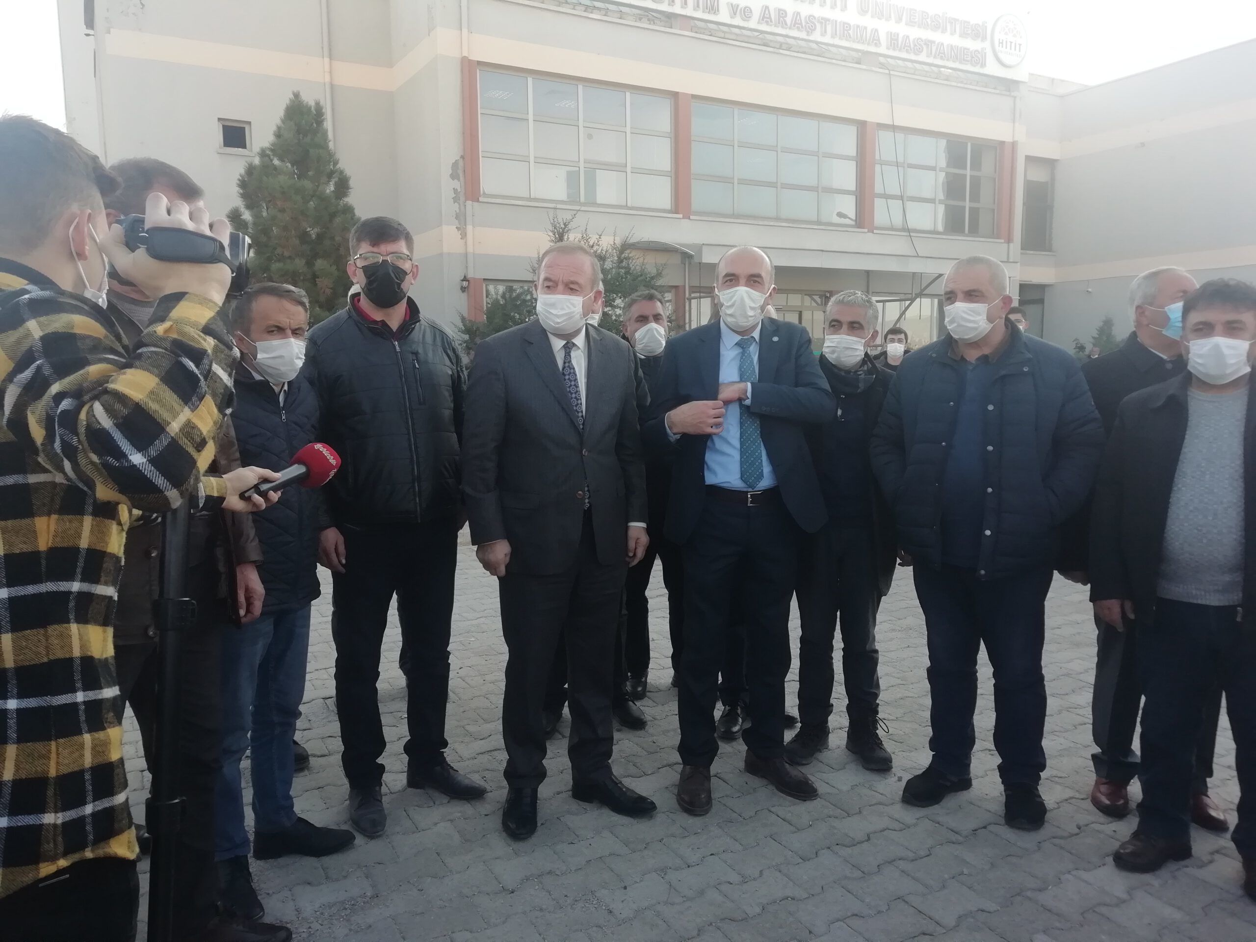 ÖZSAÇMACI, “O, HASTANEYİ YAPARIZ, İKİ ODA BİR DE SALONU SİZE HEDİYE EDERİZ”